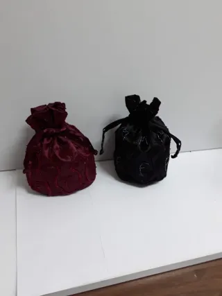 Bolsos de fiesta negro y granate.