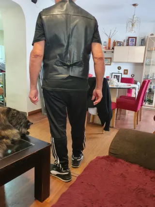 Chaleco de cuero negro