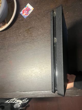 PlayStation 4 Slim con 2 controller