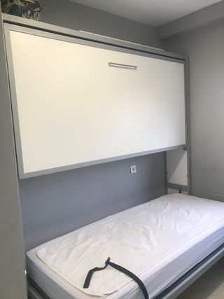 Literas abatibles grises y blancas