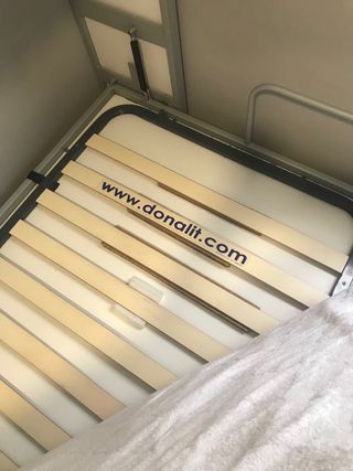 Literas abatibles grises y blancas