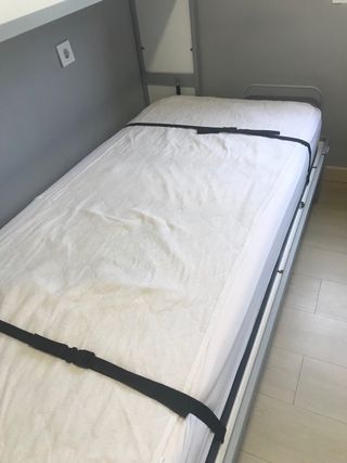 Literas abatibles grises y blancas