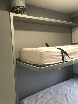 Literas abatibles grises y blancas