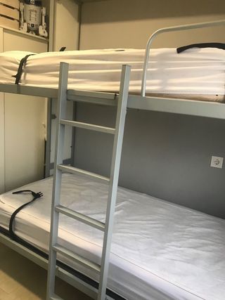 Literas abatibles grises y blancas