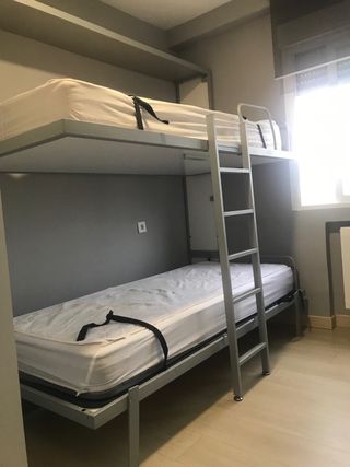 Literas abatibles grises y blancas