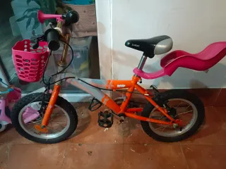 Bicicleta infantil naranja con cesta