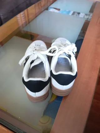 Zapatillas deportivas blancas y beige