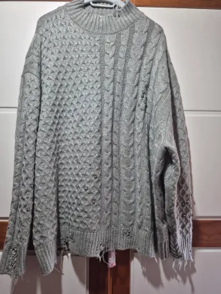 Jersey oversize gris con pedrería