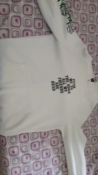 Sudadera blanca con estampado gráfico