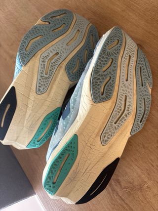 Suela en perfecto estado, no está gastada.