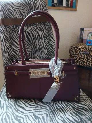 Bolso Guess Morado y Dorado