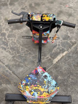 Patinete con asiento colorido