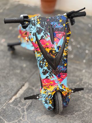 Patinete con asiento colorido