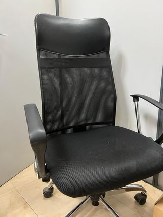 Silla de oficina ergonómica negra