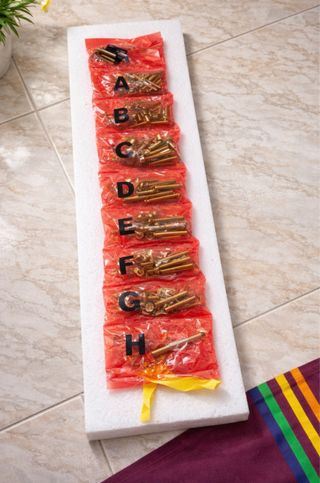 Mesa comedor elegante mármol y metal dorado