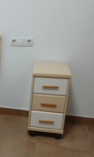 Mesita auxiliar de noche con ruedas