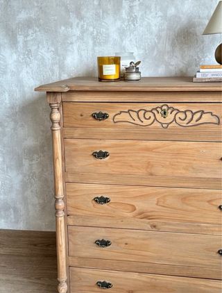 Cómoda de madera con detalles dorados