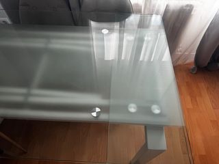 Mesa de comedor cristal y metal.