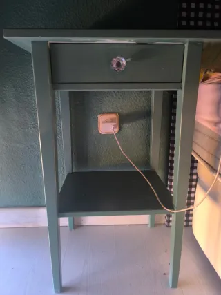 Mesita de noche de madera verde