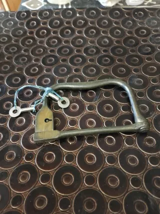 Antigua cerradura de petate con llaves