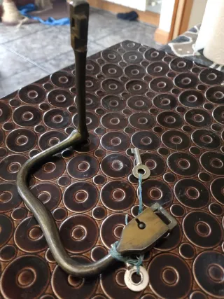 Antigua cerradura de petate con llaves