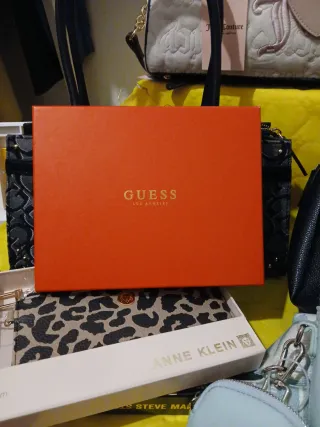 Bolso Guess blanco y plateado