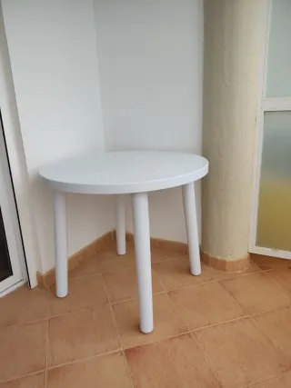 Mesa redonda de jardín blanca.