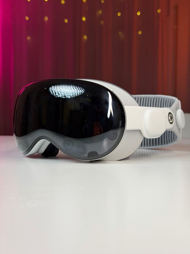 Apple Vision Pro 256GB + Belkin