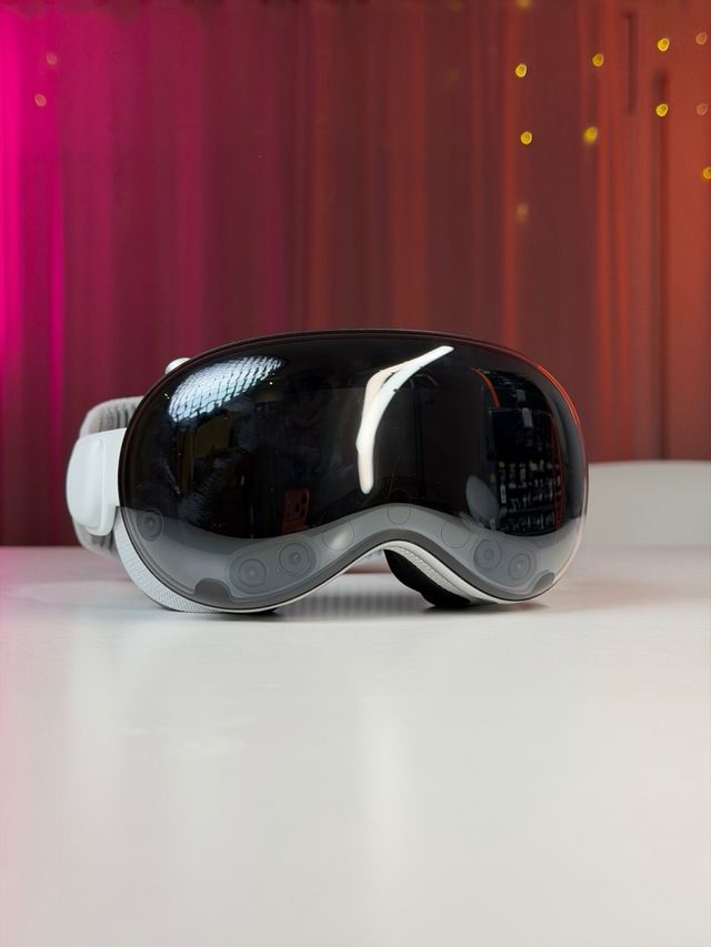 Apple Vision Pro 256GB + Belkin