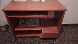 Escritorio de madera marrón