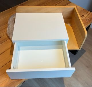 Mesita de noche suspendida madera y blanco