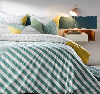 Mesita de noche suspendida madera y blanco