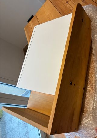 Mesita de noche suspendida madera y blanco