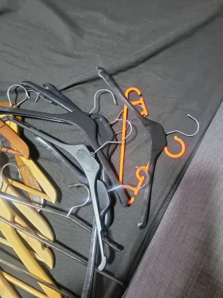 Lote de Perchas Madera, Plástico y Metal