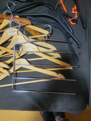 Lote de Perchas Madera, Plástico y Metal