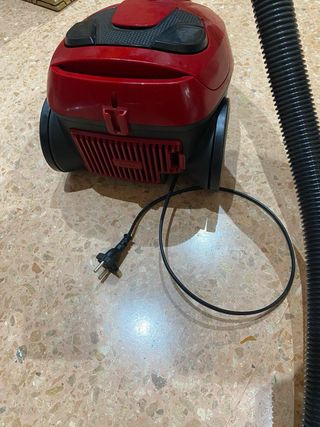 Aspiradora Roja con Cable
