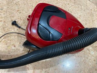 Aspiradora Roja con Cable