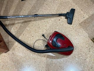 Aspiradora Roja con Cable