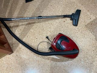 Aspiradora Roja con Cable