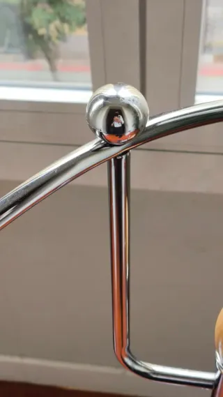 Perchero de pie para trajes