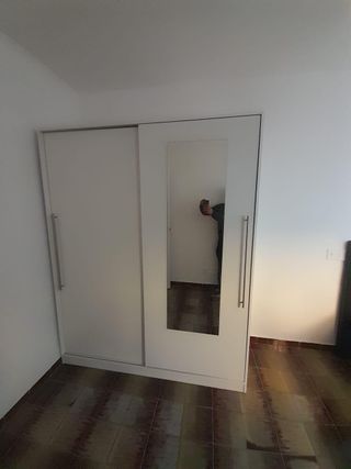 Armario con puerta de espejo