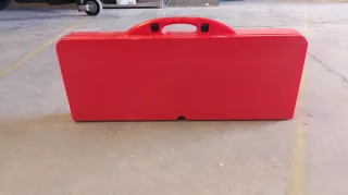 Mesa plegable con 4 asientos rojos