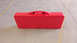 Mesa plegable con 4 asientos rojos