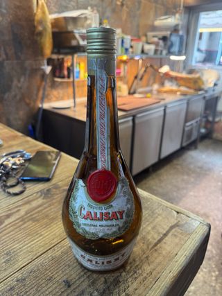Botella Calisay vacía