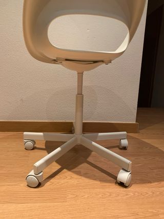 Silla de oficina blanca con ruedas