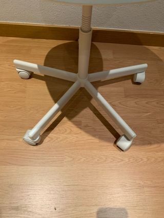 Silla de oficina blanca con ruedas