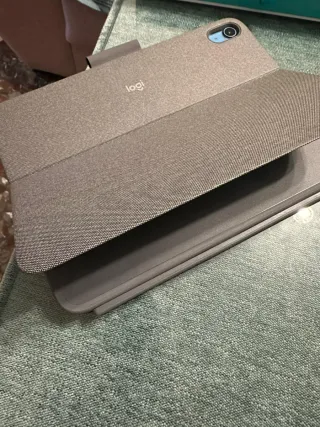 Logitech Combo Touch iPad 10th Gen