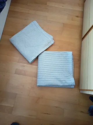 Dos alfombras de tela