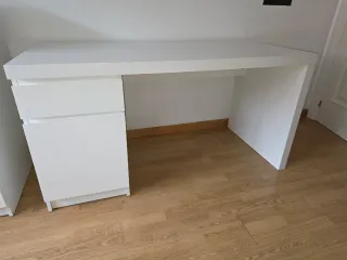 Mesa de escritorio o estudio blanca con cajones