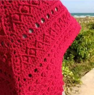 Chal de invierno rojo con motivos